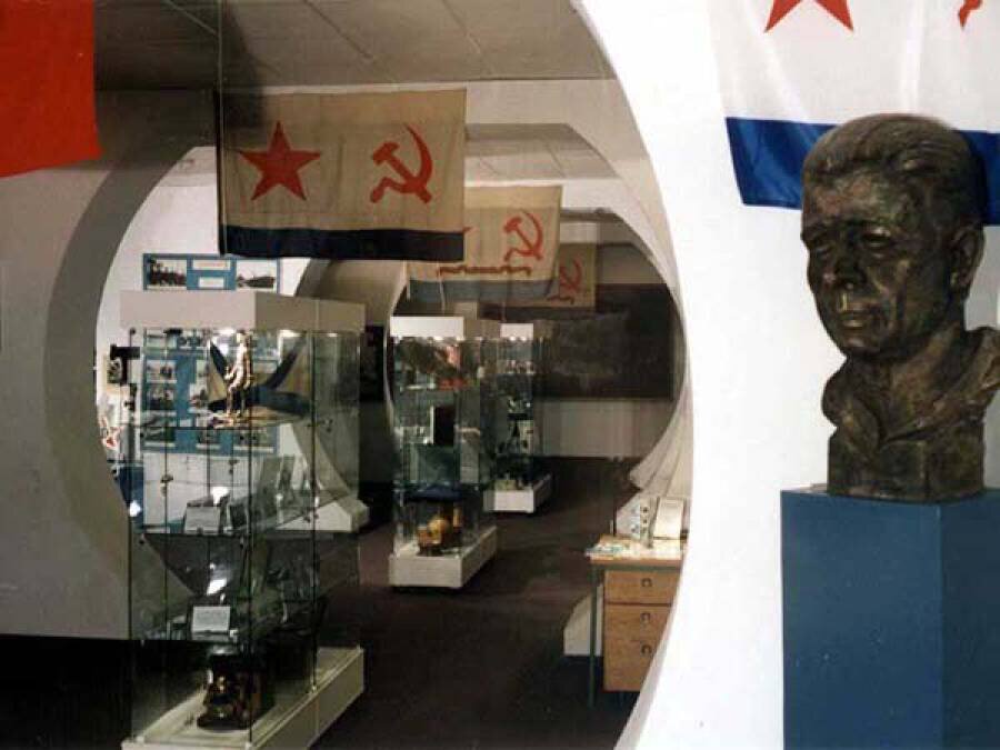 8 мая 1997 года открылся музей подводного флота имени Александра Маринеско.