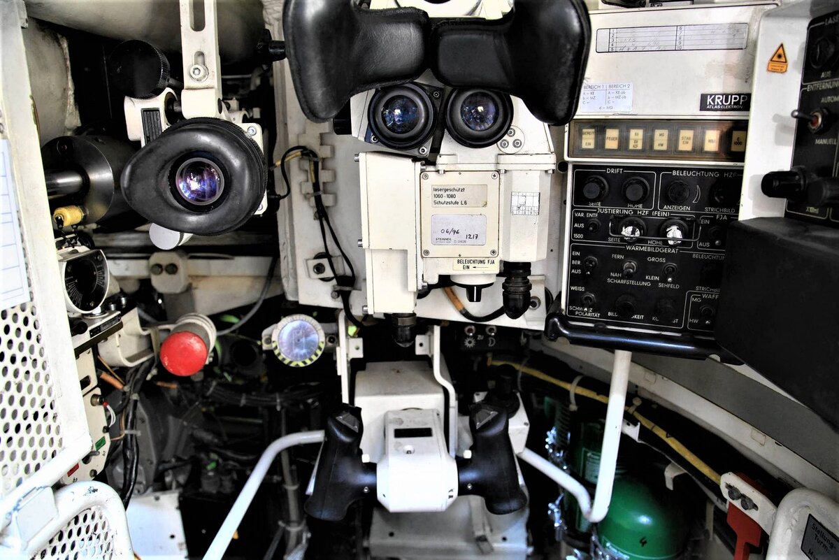 Рабочее место наводчика. Слева- окуляр вспомогательного прицела; в центре- основной прицел с пультом управления ( внизу); правее- панели управления баллистическим вычислителем и лазерным дальномером. Фото: Mieczyslaw Michalak/ Agencia Wyborcza.pl