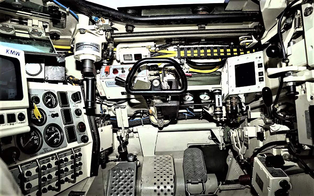 Отделение управления. Видеомонитор с логотипом компании-разработчика виден в левом углу.