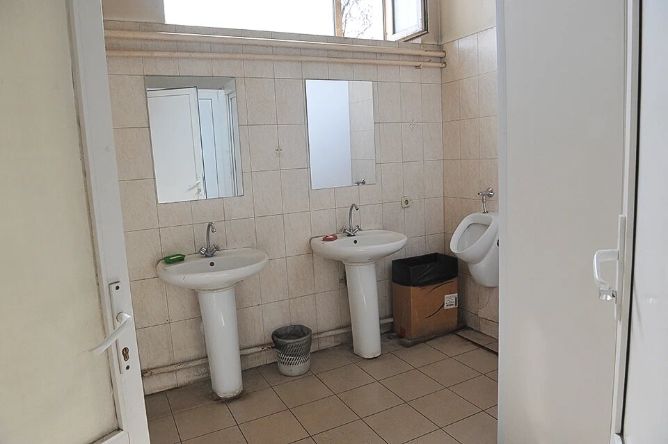 Рожать решили прямо в туалете. Фото: Сергей ШАХИДЖАНЯН