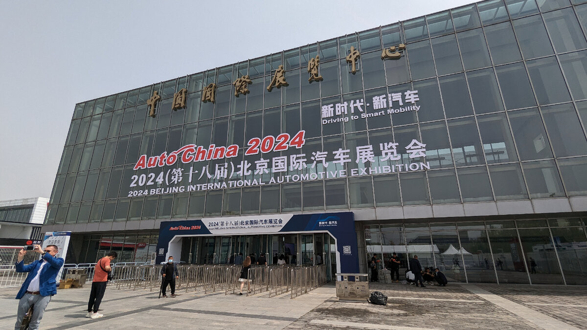  На Пекинском автосалоне Chery представила несколько новинок, в том числе и долгожданную модель Tiggo 9. Я успел познакомиться с кроссовером и составить о нем первое впечатление.