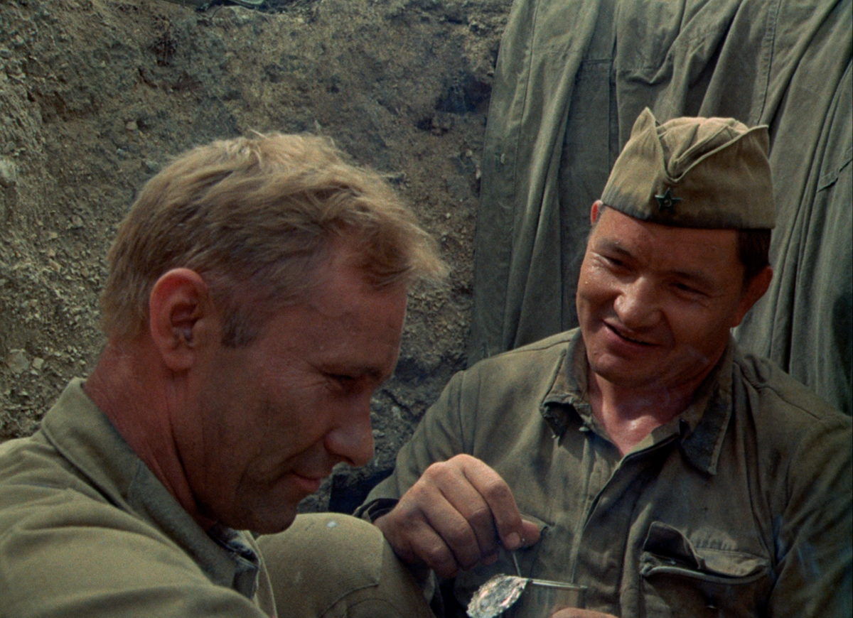 Рабочий момент из фильма «Они сражались за Родину» (1975 г.). Алексей Ванин (справа). Кадр предоставлен Киноконцерном «Мосфильм».