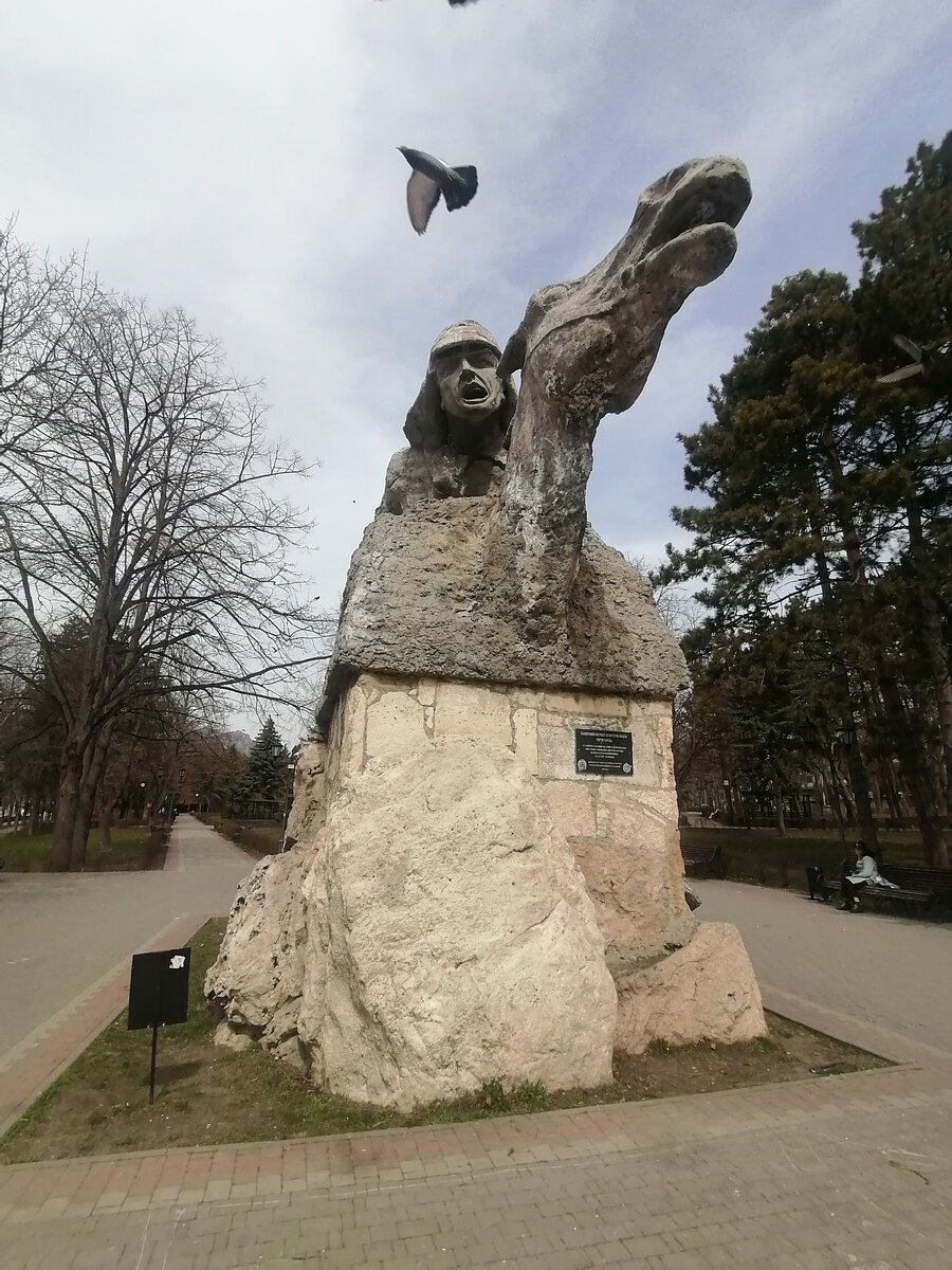 Памятник первым комсомольцам.