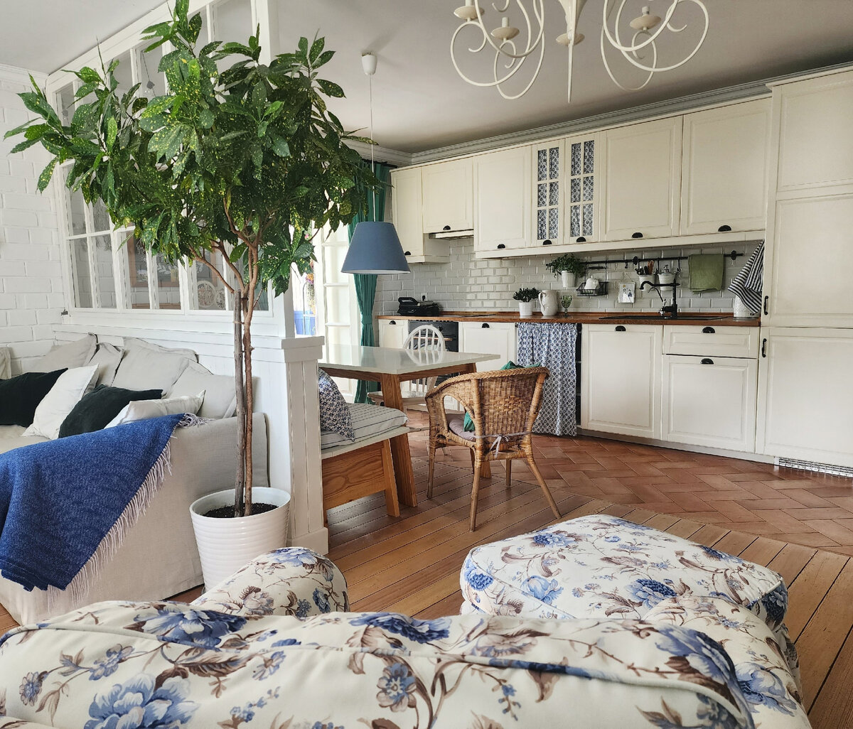 Площадь квартиры — 105 квадратов. Здесь три спальни (родительская и две детские), большая кухня-гостиная, кладовка и балкон, который Шурутовы любя называют своим персональным «зимним садом»