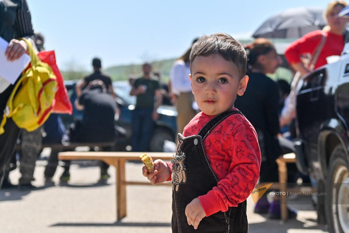 Жители приграничных сел Тавушской области на второй день блокировки дороги Киранц-Воскепар (22 апреля 2024). Тавуш © Sputnik/Aram Nersesyan