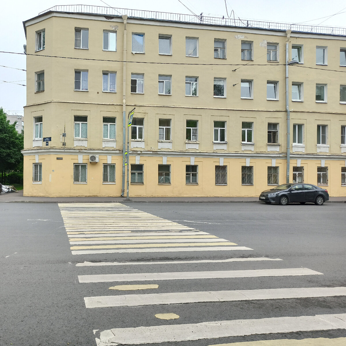 А может быть и вот таким: бывший доходный дом, как сейчас сказали бы, «эконом класса» в переулке Каховского (1915 г.). По другим данным, до 1917-го в здании располагались казармы. Этим и объясняется скромный внешний вид.