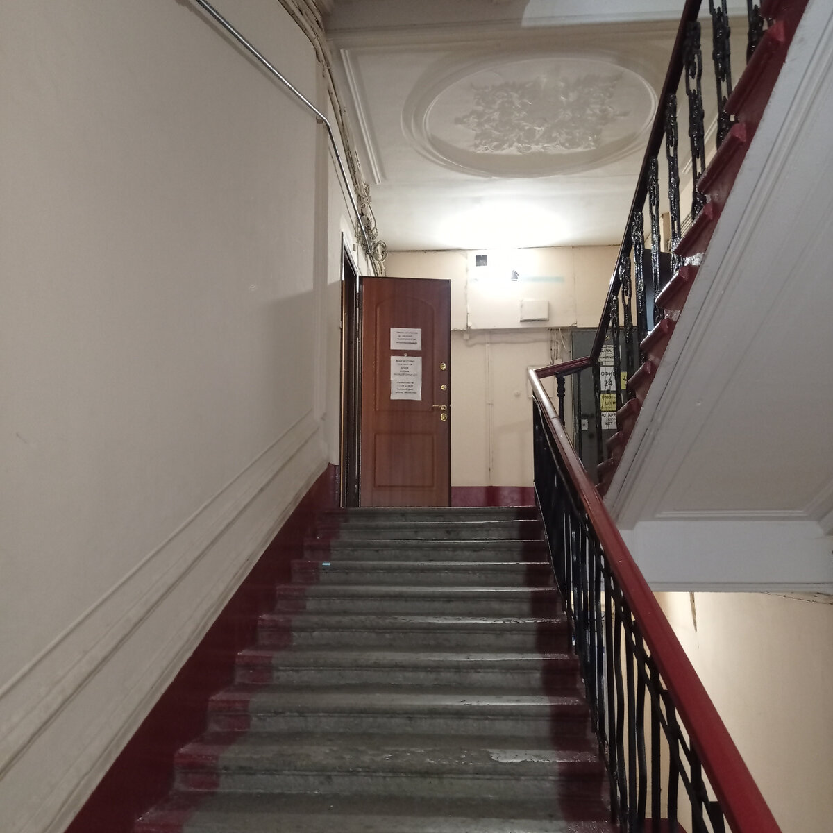 Хорошо сохранившаяся парадная в бывшем доходном доме А.В. Капралова на Невском проспекте (1878-1879 гг., перестройка).