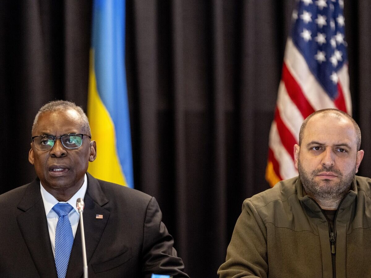    Министр обороны США Ллойд Остин и министр обороны Украины Рустем Умеров во время встречи контактной группы по поддержке Украины на американской авиабазе "Рамштайн" в Германии© AP Photo / Michael Probst