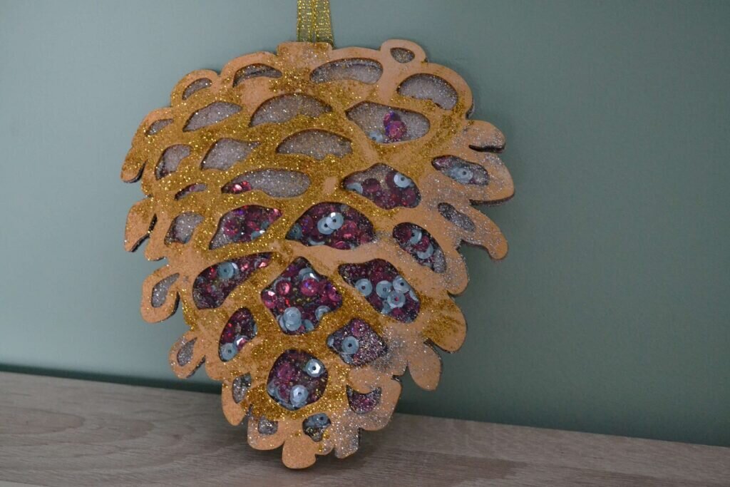 Эту новогоднюю шишку по инструкции сделала моя дочка