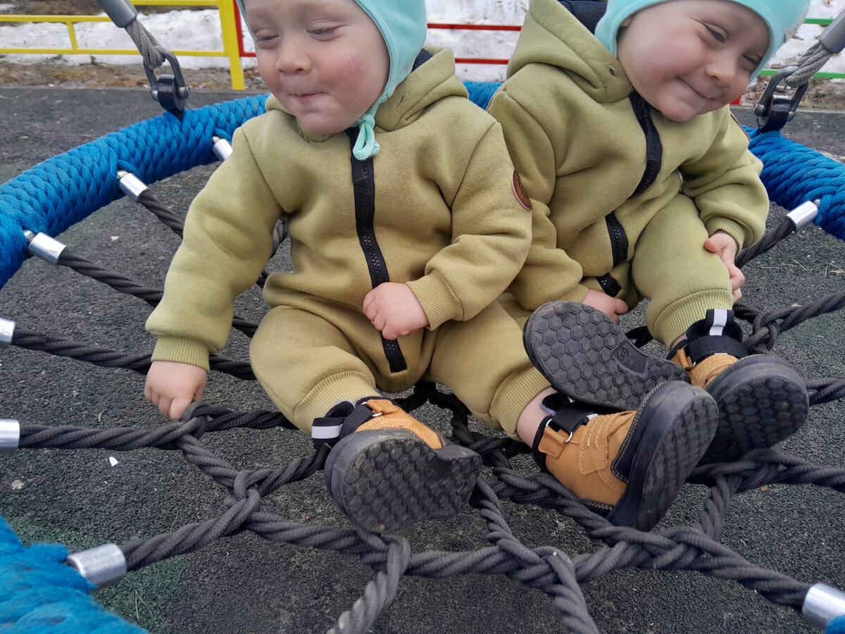 Даже двойняшкам смешно