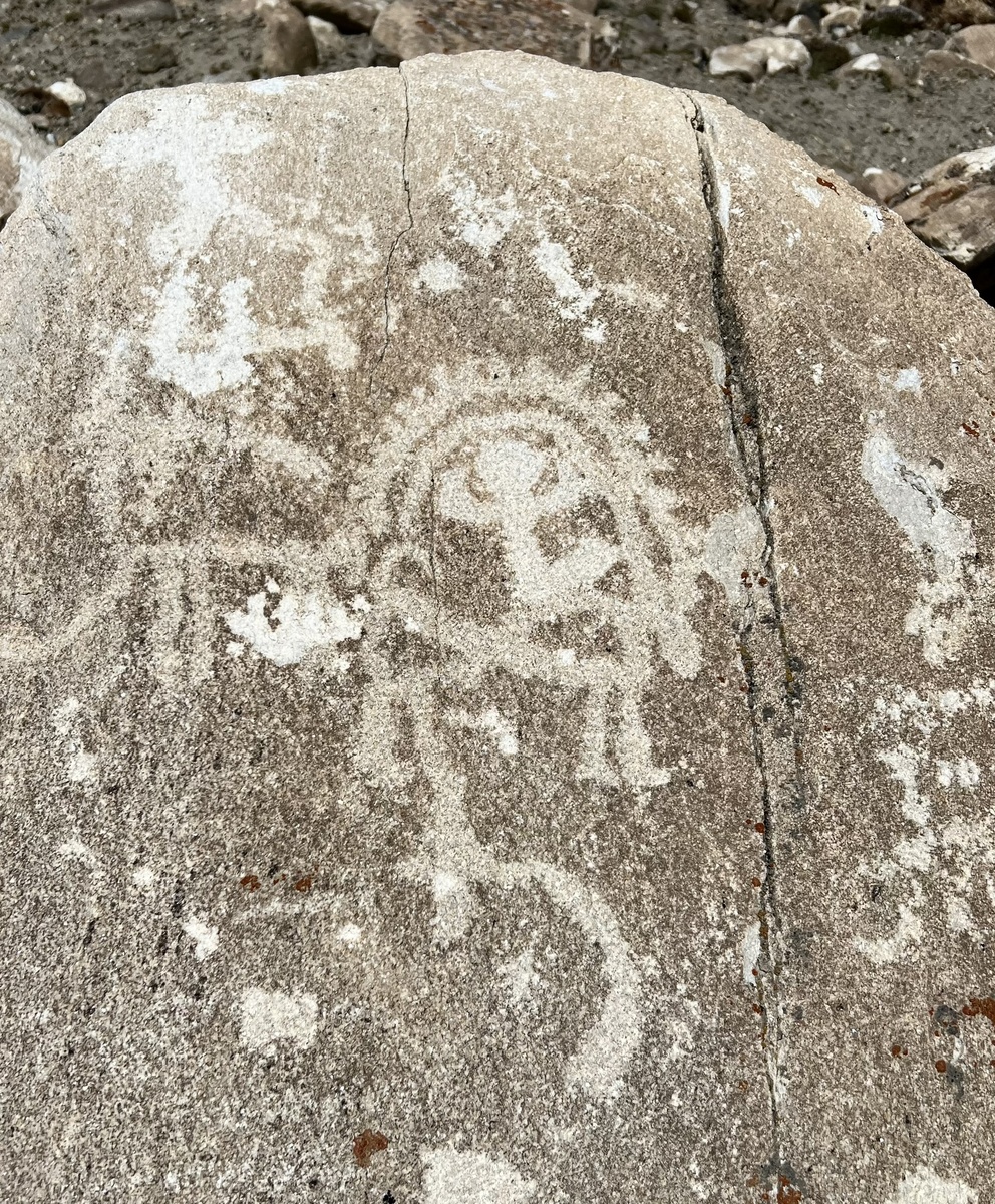 Петроглифы в Лянгаре, фото автора, 2024
