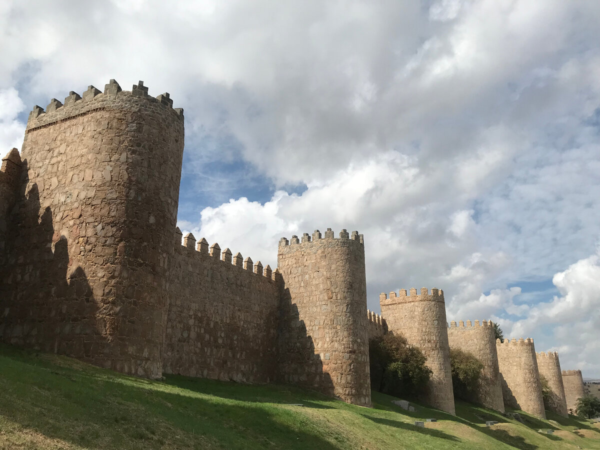 Авила может похвастаться самой протяженной крепостной стеной в Испании с самым большим количеством башен