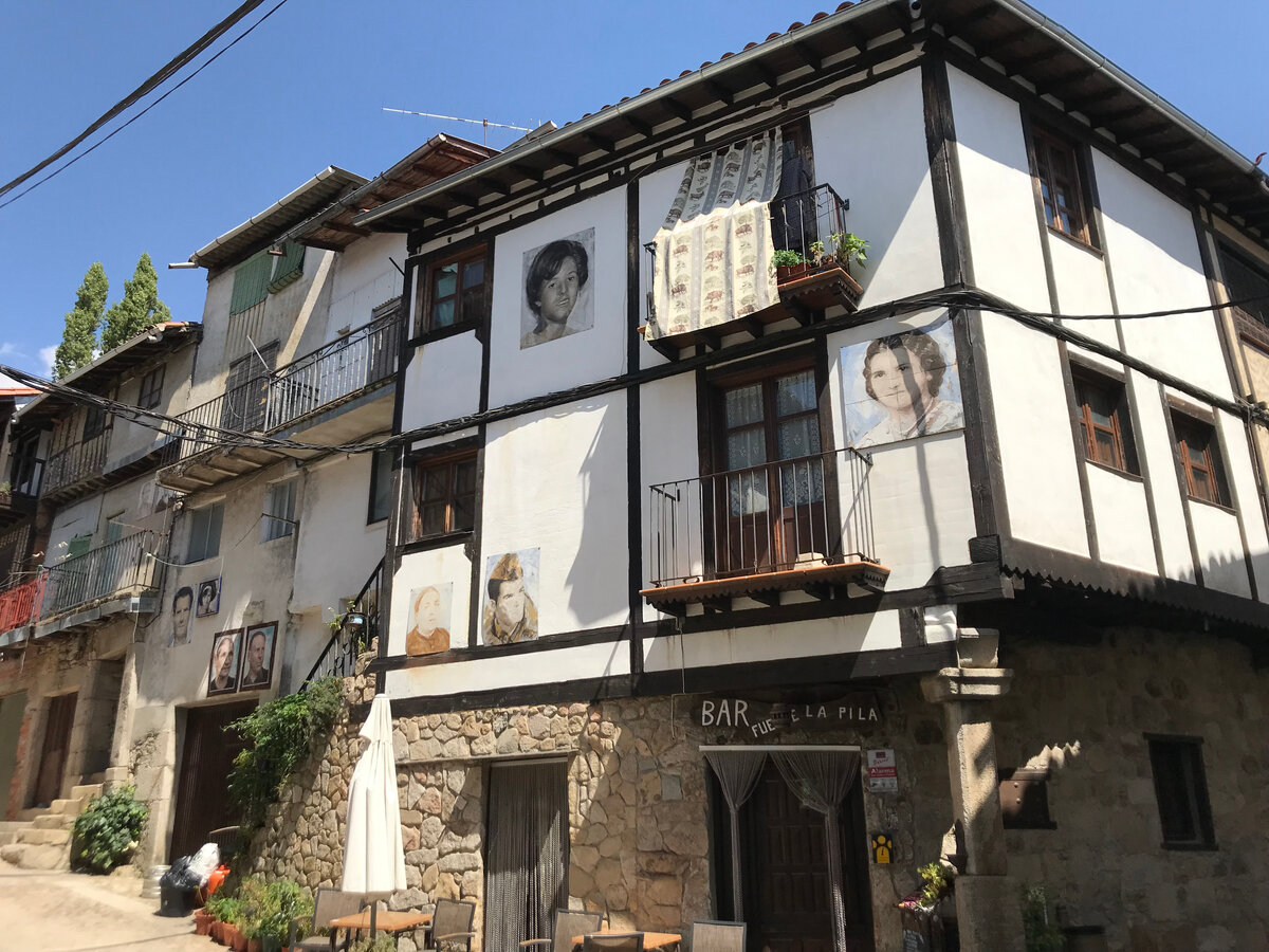 Средневековая деревушка Могарраз, дома которой украшены портретами жителей