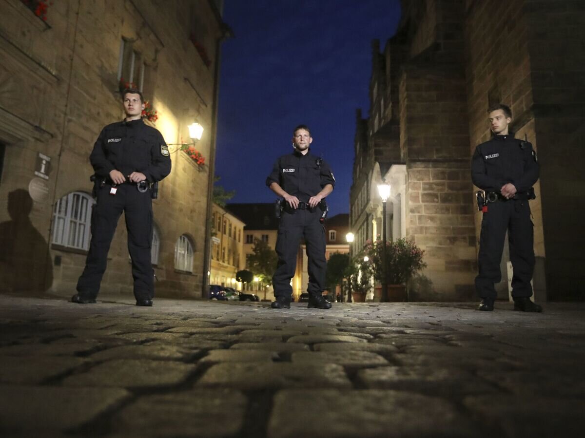    Немецкие полицейские в районе взрыва в Ансбахе© AP Photo / Matthias Schrader