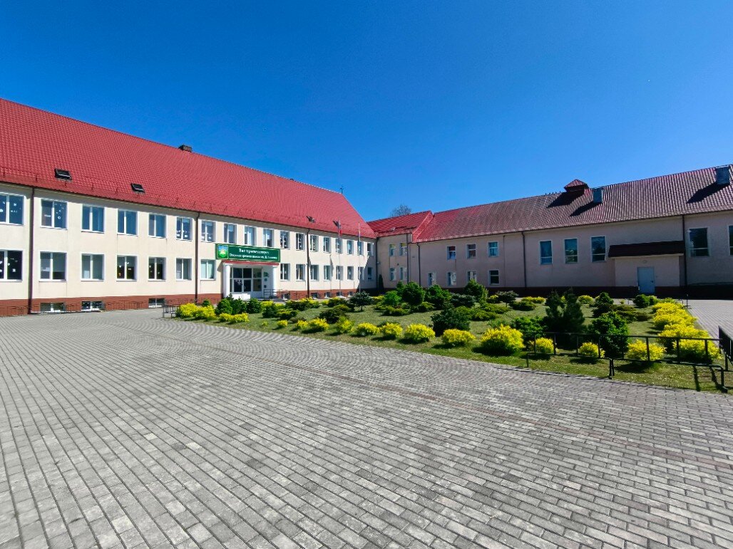 Озёрская средняя общеобразовательная школа имени Д. Тарасова.