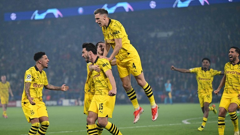    Футболисты «Боруссии» празднуют гол Матса Хуммельса (№15) в ворота «ПСЖ». AFP