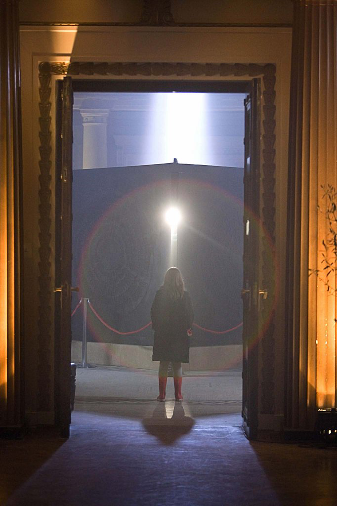 Шотландская девочка одета как медвежонок Паддингтон