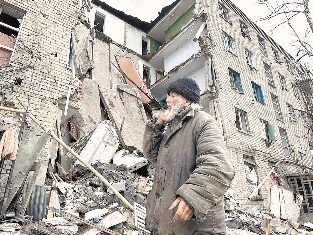    В Попасной мы с «Санакчи» встретили пенсионера Виталия Ивановича. Он живёт в чудом уцелевшей квартире – соседние подъезды разрушены. Фото:  АиФ/ Дмитрий Григорьев