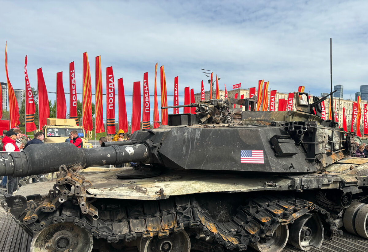 Сожженный M1 Abrams и символичный фон