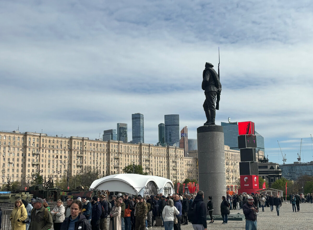Конец очереди, 10 минут до открытия