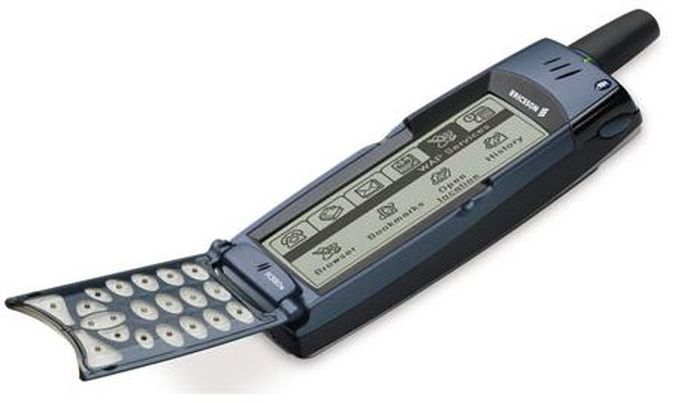 Ericsson 380s с откинутой крышкой, первый смартфон