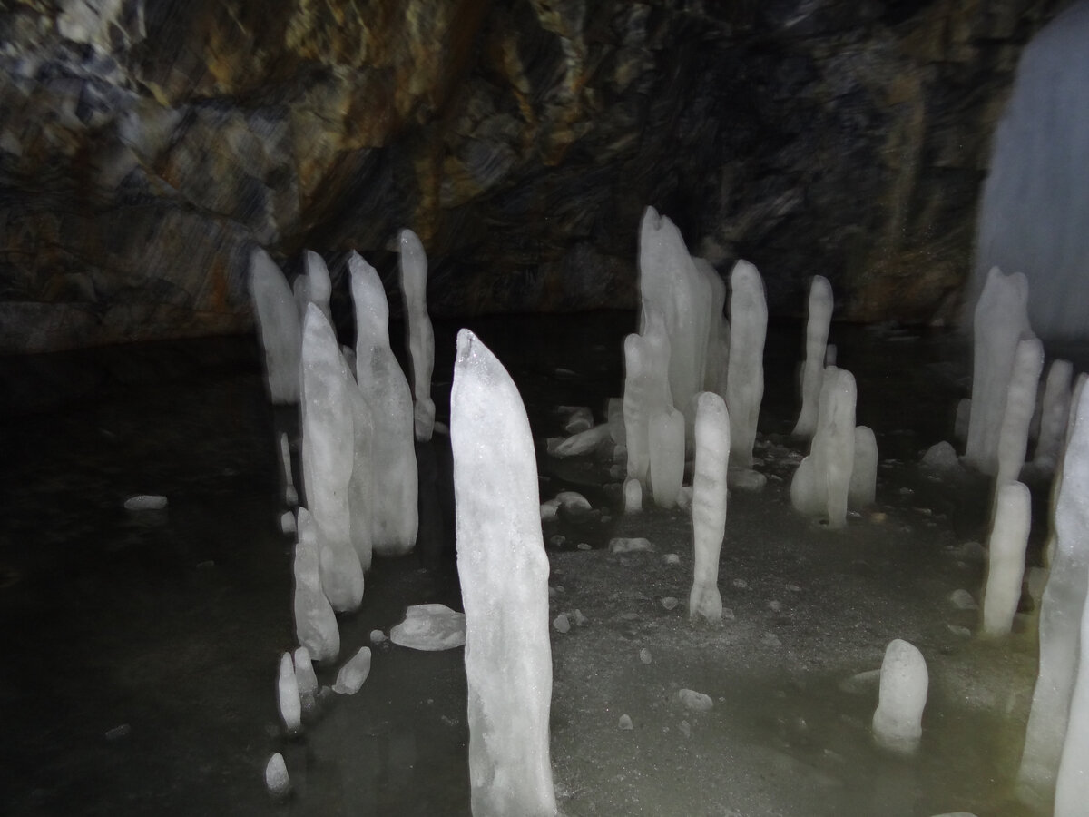 В мае в горном парке "Рускеала" еще можно увидеть остатки зимней красоты