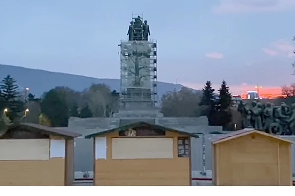    Демонтаж памятника Советской армии в Софии.