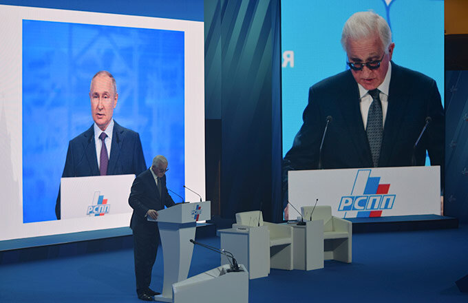 Александр Шохин, выступая на съезде РСПП, заявил: "Нужны новые механизмы, чтобы наши компании активнее выходили на новые рынки и наращивали экспорт"