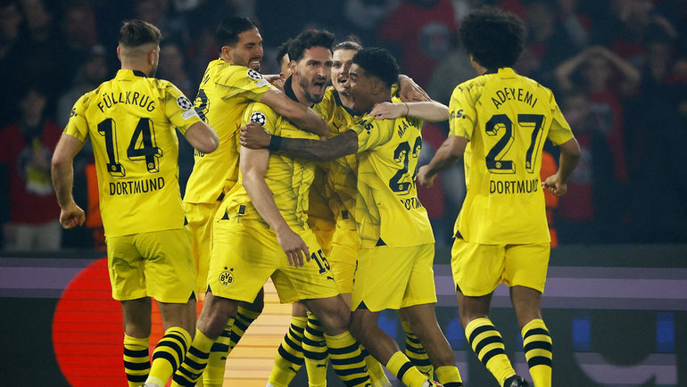    Матс Хуммельс (№15) с одноклубниками празднует гол «Боруссии» в ворота «ПСЖ». Reuters