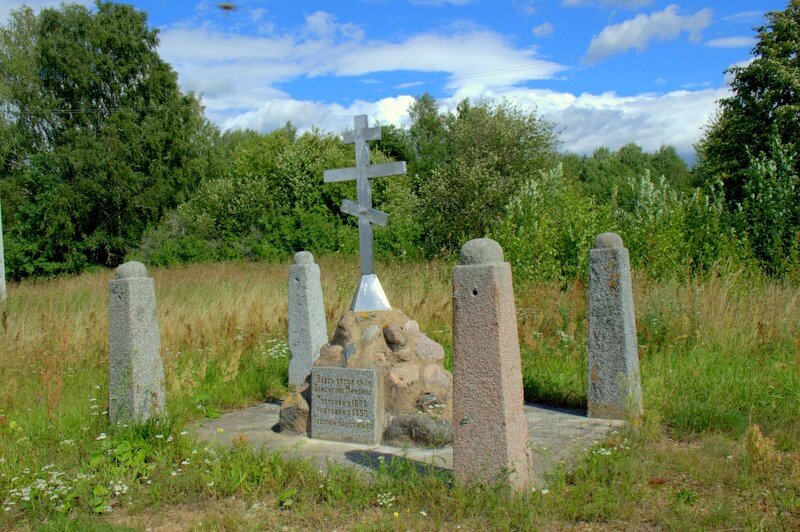 Поклонный крест на месте бывшего здесь Неведрянского храма. Фото Г.А. Камаедова