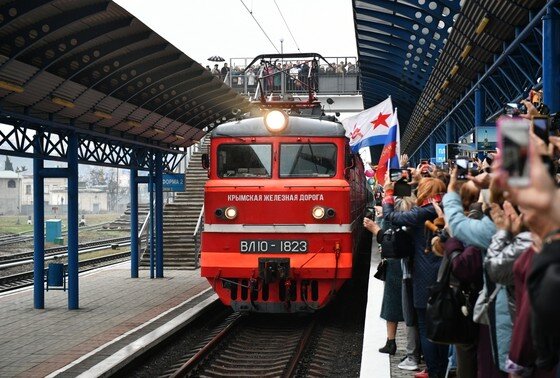    Поезд «Таврия», следующий по маршруту Санкт-Петербург — Севастополь