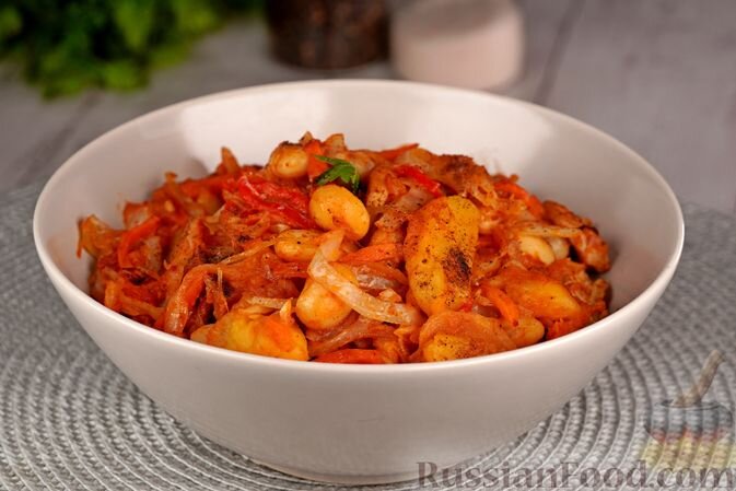 куриные бёдра, картофель, капуста белокочанная, фасоль консервированная, лук репчатый, морковь, перец красный стручковый, томатная паста, масло растительное, соль, перец чёрный молотый