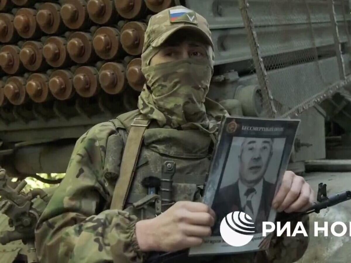    Военнослужащие расчетов РСЗО "Град" ЦВО приняли участие в акции "Бессмертный полк" в зоне спецоперации© РИА Новости