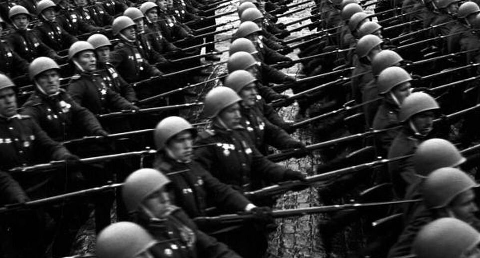    Участники парада несут к подножию Мавзолея В. И. Ленина немецкие штандарты / РИА «Новости»