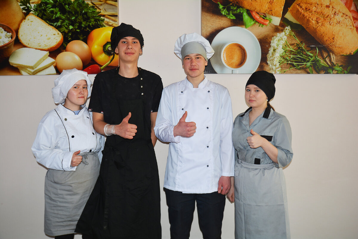 Залия Маннапова, Богдан Хузин, Ильдар Сайдылов, Аделла Шипаева, обучающиеся по специальности «Повар, кондитер», прошли практику в комбинате питания ПАО «НЕФАЗ»
