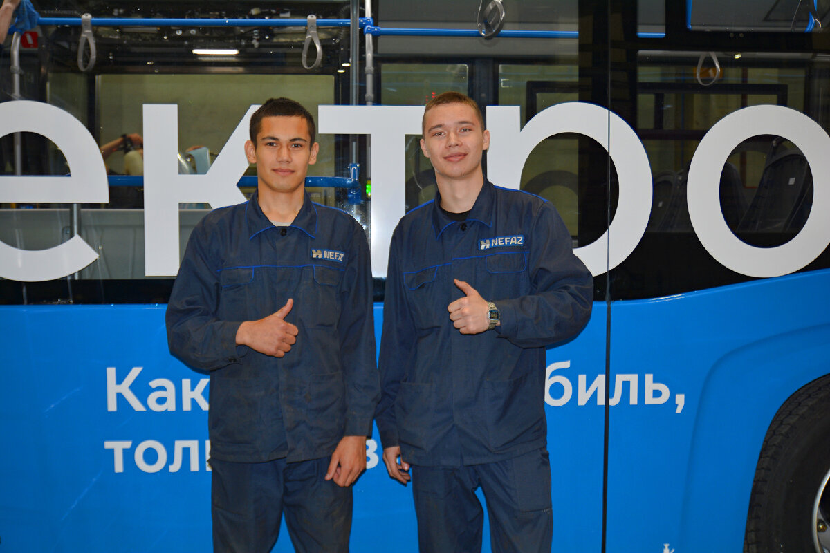 Ильнар Хисамов и Эдуард Мусин во время практики работали слесарями-электромотажниками в цехе сборки автобусов № 23