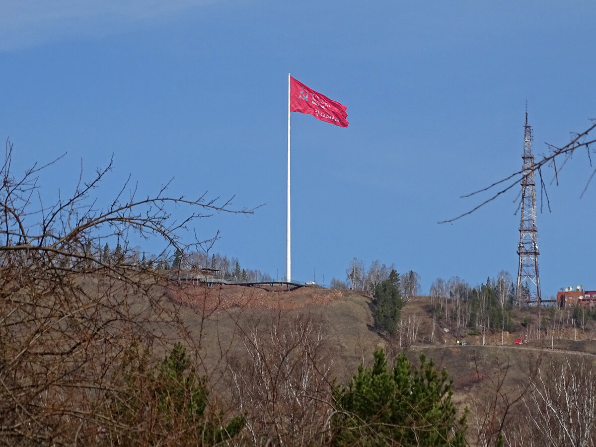     Знамя Победы признано главным символом победы советского народа в Великой Отечественной войне. В праздничные дни оно развевается на смотровой площадке Николаевской сопки – главной северо-западной ландшафтной доминанте Красноярска
