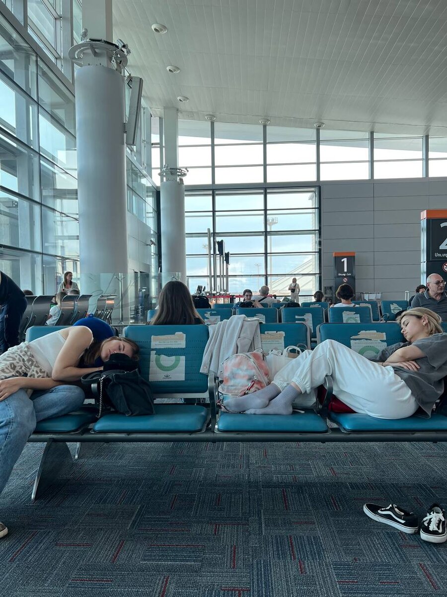 Это мы уже ждем посадку в Париж