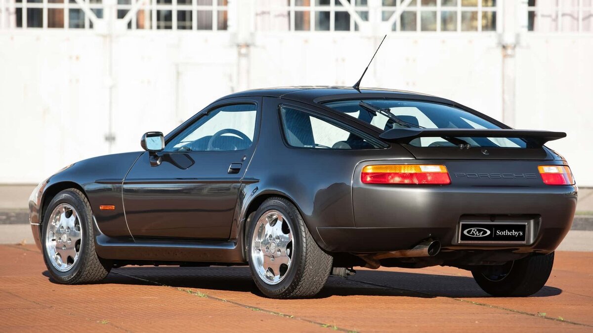    Относительно скромный спрос на подержанные Porsche 928 можно объяснить нетрадиционной для спорткаров немецкой марки переднемоторной компоновкой. Однако на днях стало известно, что на аукцион отправляется уникальный Porsche 928, который может обновить исторический ценовой рекорд. По предварительным прогнозам — практически вдвое.