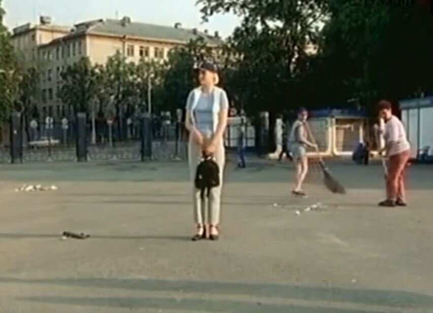 Анна ждет любимого, еще не зная, что он не придет 