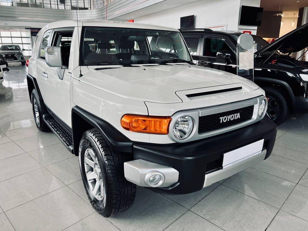 Атмосферный мотор, АКПП. В России продают новые Toyota FJ Cruiser. Сколько  они стоят? | ProAvto | Дзен