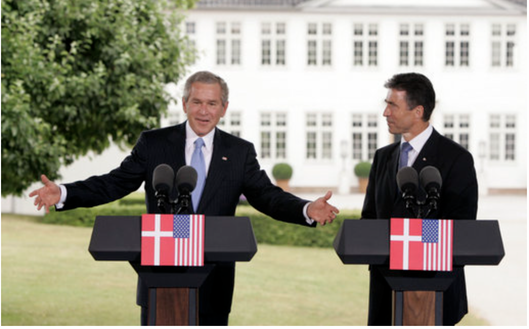 Очень говорящее фото - премьер Дании "в рот смотрит" своему хозяину. 