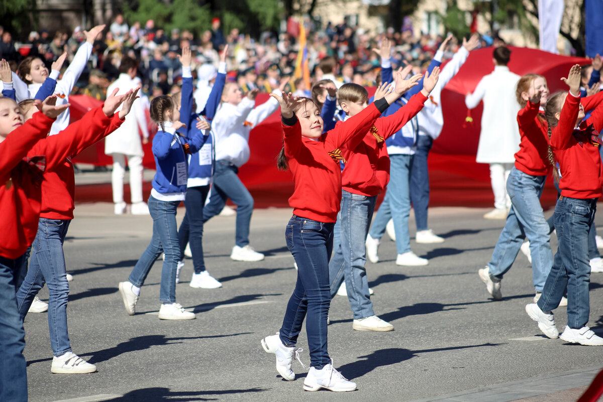 На Театральной площади в 12:15 начнут показывать номера творческие коллективы.  Фото: Фото: ФедералПресс / Елена Майорова