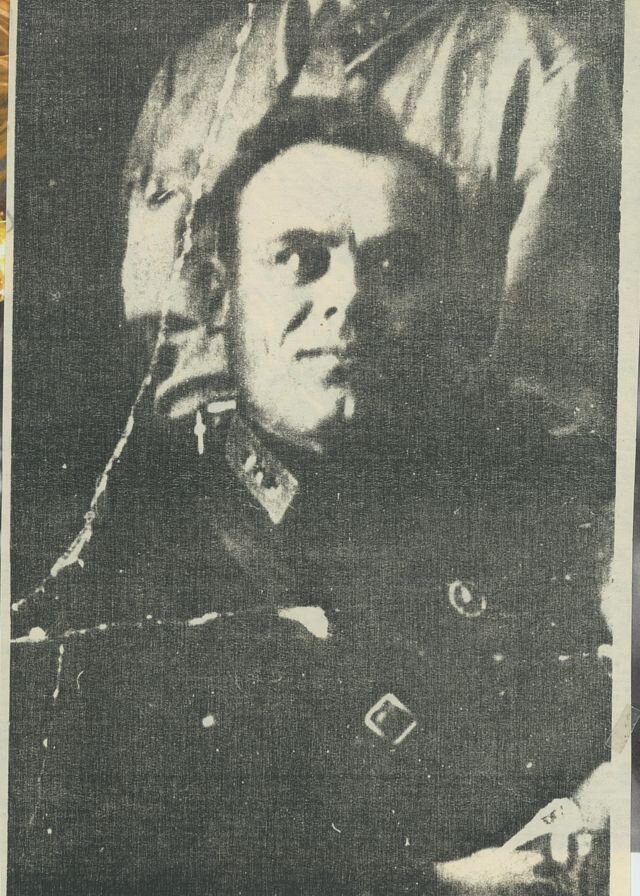 Я не знаю, как мне восхвалить человека, которого я не знал,
Как помянуть отца моей жены,
который в сорок третьем на фронте пал.

Я не знаю, как погиб его взвод,
под танками или от снаряда?
Я знаю то, что который год
он с дочерью все время рядом.

Она по нему выверяет свой путь,
его моралью до сих пор озарена,
И пусть она не помнит его ничуть,
помнить лишь, что его отняла война.
Она была маленькой, когда он ушел на фронт,

и письма хрупкие, перебирая сейчас,
Видит, как папа уходит за горизонт,
любя и всех защищая враз.

Мы картонным искусством увлечены,
тик–токи, гаджеты, модный телефон,
А где-то в прошлом муж ушел от жены,
ушел на фронт, чтоб уйти за тот горизонт.

Он где-то в прошлом и прах его давно сгнил,
он в нашей памяти, но мы уже скоро умрем.
А тем, кто вырастет нынче – им все равно,
они не помнят предков, им важен смартфон.

Не вспомнят вас блатные внуки
репатрианского гнилья,
У них в душе другие звуки
и им не осмыслить пушкаря.

Мотострелковая батарея и его взвод,
дорогу преградив танкам вся пала в бою.
Воины ушли за тот горизонт,
и о них песни в России нынче поют.

Я не знаю, как погиб его взвод,
под танками или от снаряда?
Я знаю то, что который год
он с дочерью все время рядом.

13.04.2024
Полностью читать тут: https://author.today/work/344052
