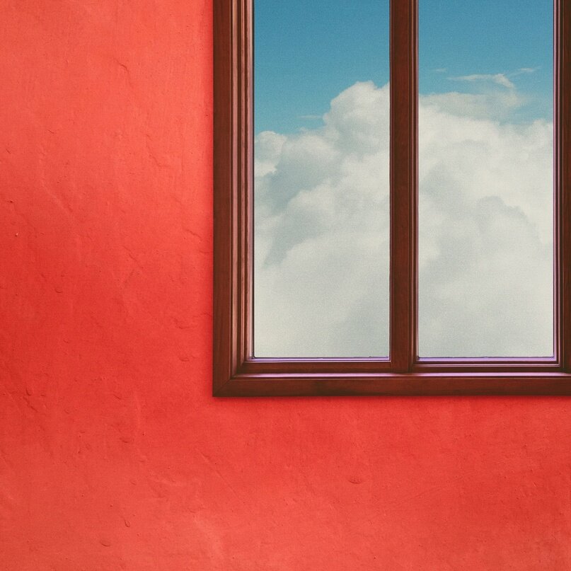 Лаконичная визуальная фантазия с уютной гостиной и видом на облака с высоты летящего самолёта. Участники техасского трио Khruangbin из Хьюстона взяли название из тайского языка.