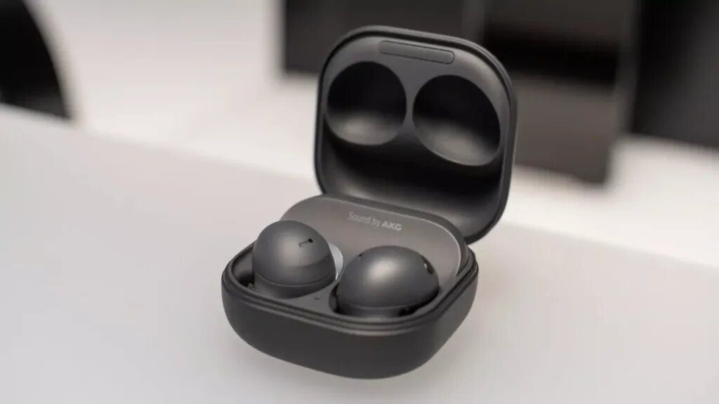 Следующими беспроводными наушниками премиум-класса от Samsung станут Galaxy Buds 3 Pro, официальный запуск которых ожидается во второй половине года.