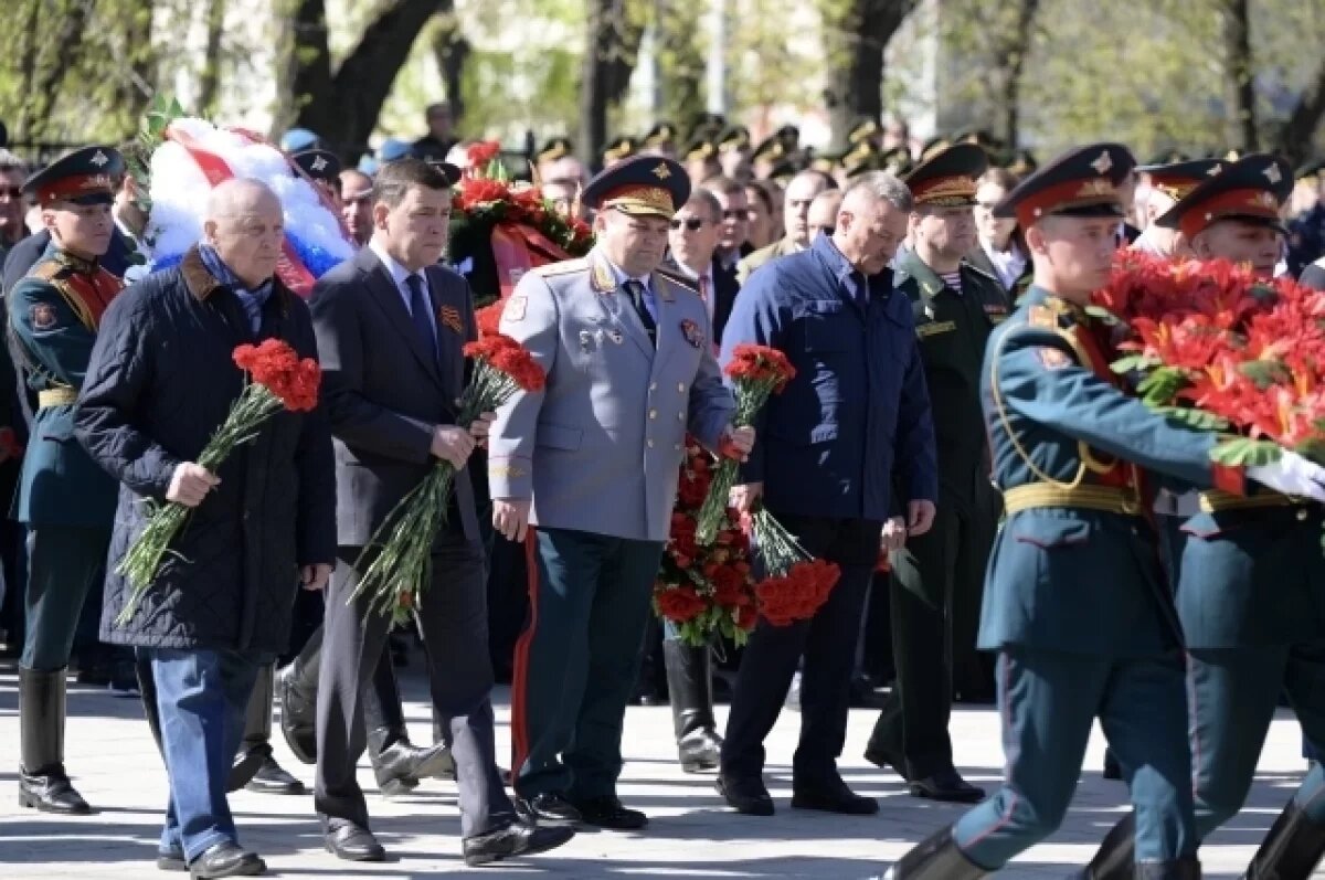    Губернатор Евгений Куйвашев возложил цветы к памятнику Георгию Жукову