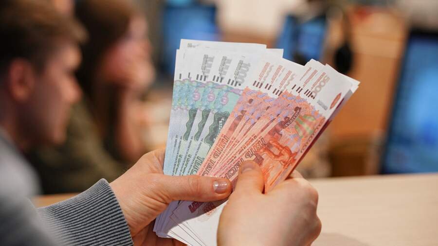 Банки обяжут согласовывать кредиты и денежные переводы клиентов с их родственниками. Как это будет работать?