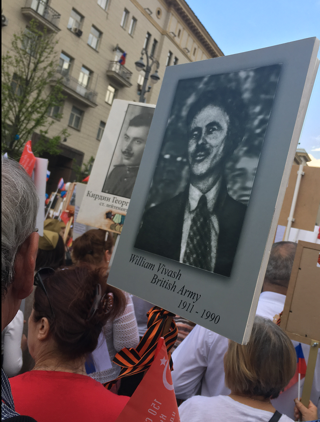 Снято при движении в колонне Бессмертного полка 9 мая 2019 года. Фото автора