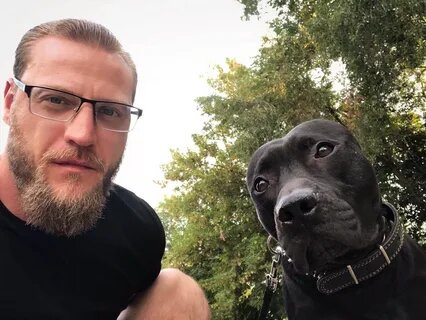 Так выглядит Миша. Он слева.